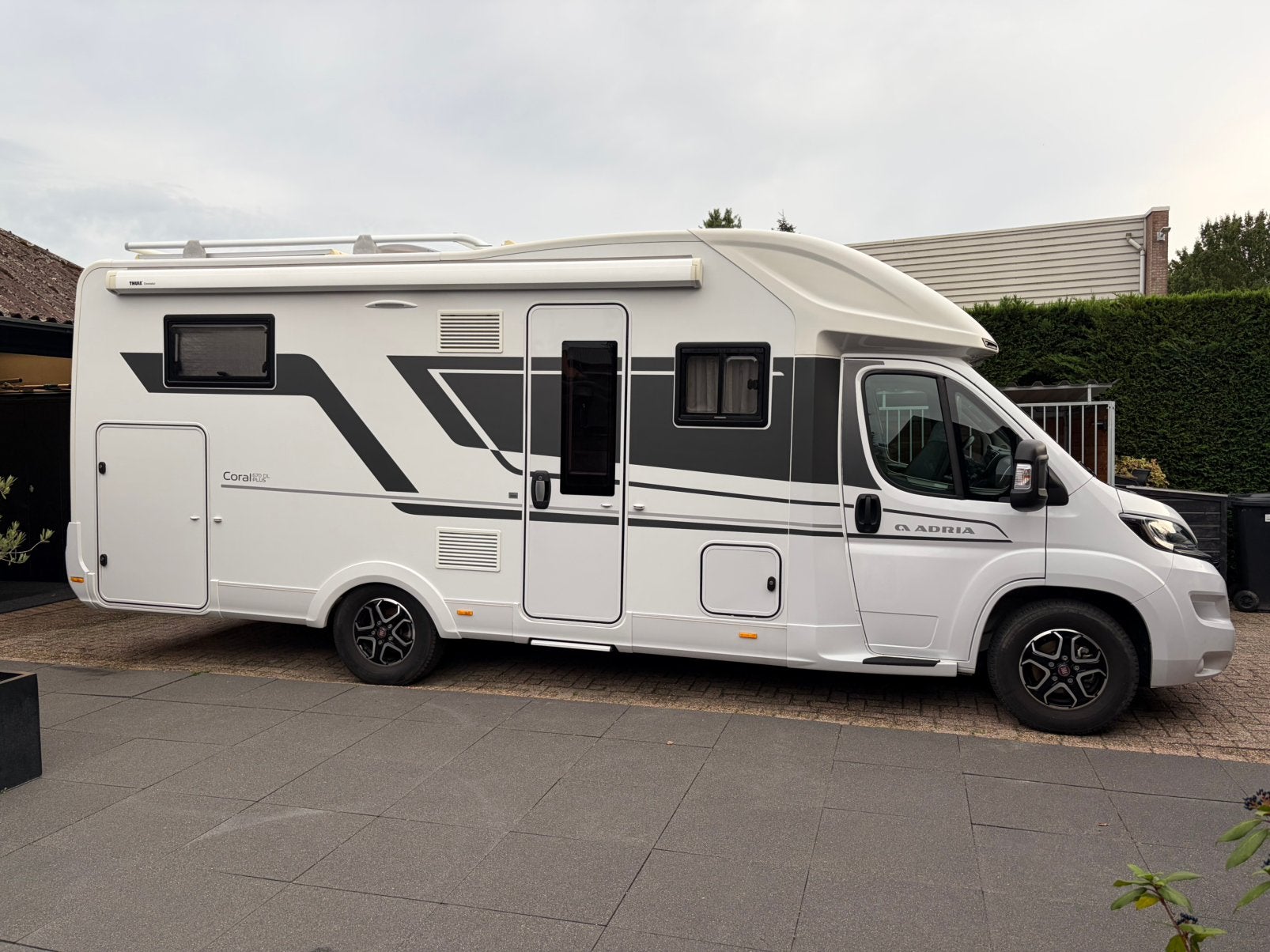 Adria 670 DL Coral Plus bj 2023  14500 km, Caravans en Kamperen, Ringverwarming, Fiat, 7 tot 8 meter, Bedrijf