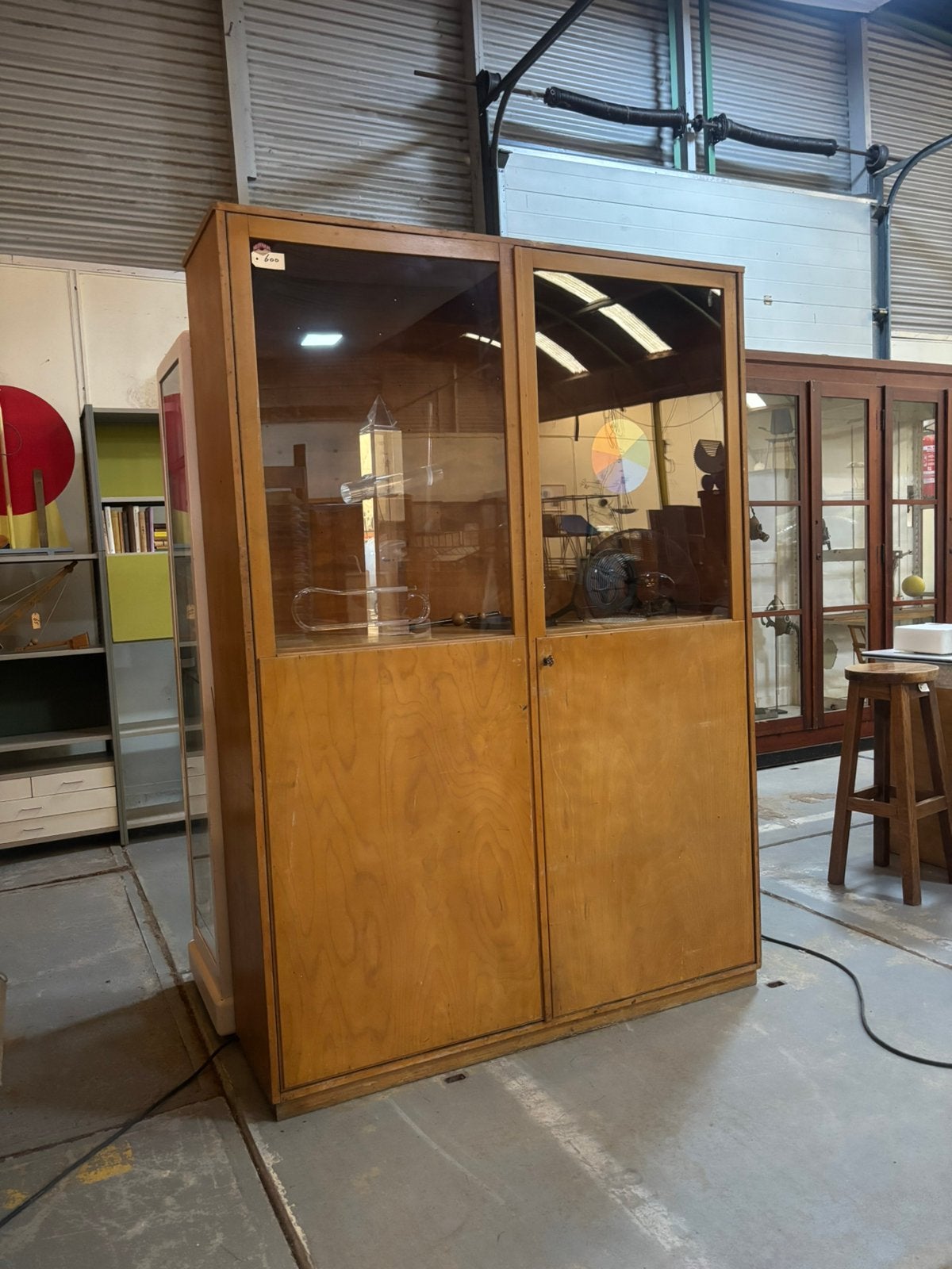 Vintage vitrinekast uit een school, Huis en Inrichting, Kasten | Vitrinekasten, Ophalen, Gebruikt, 100 tot 150 cm, 200 cm of meer