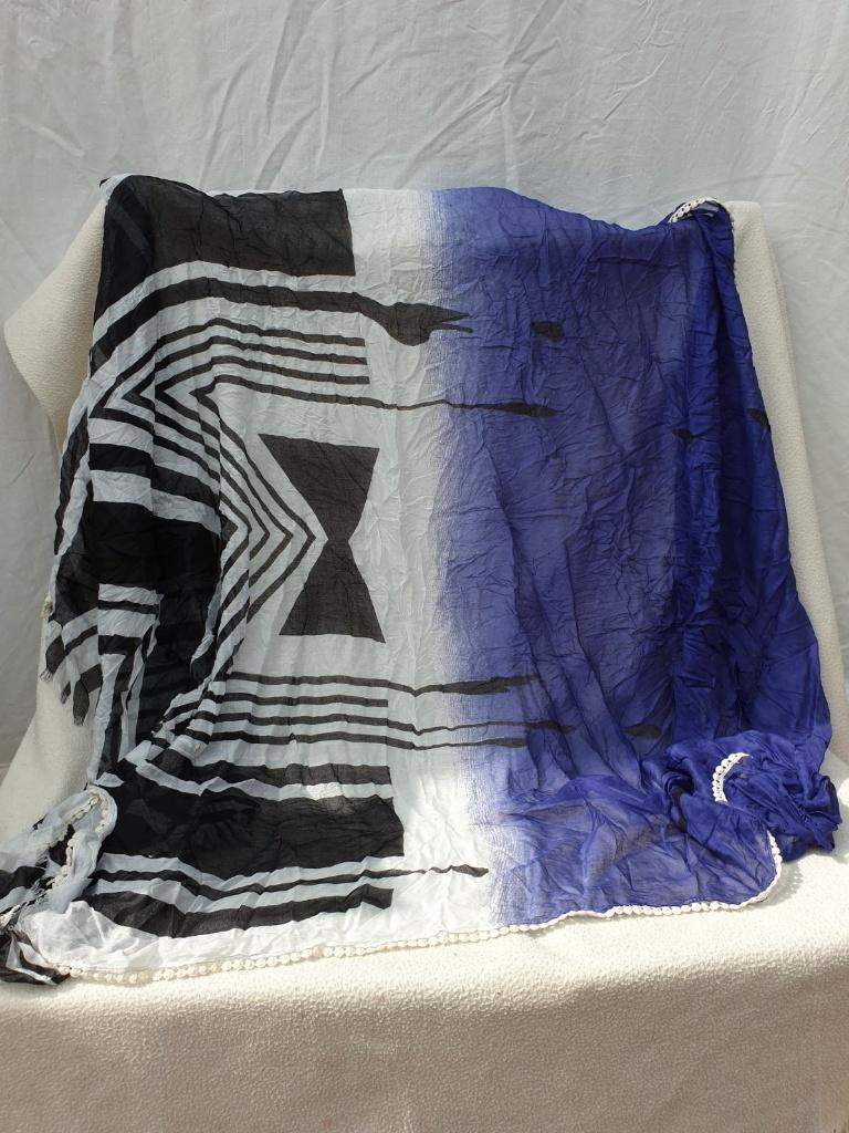 mooie zwart wit blauwe sjaal., Maat 38/40 (M), ., Ophalen of Verzenden, Zo goed als nieuw