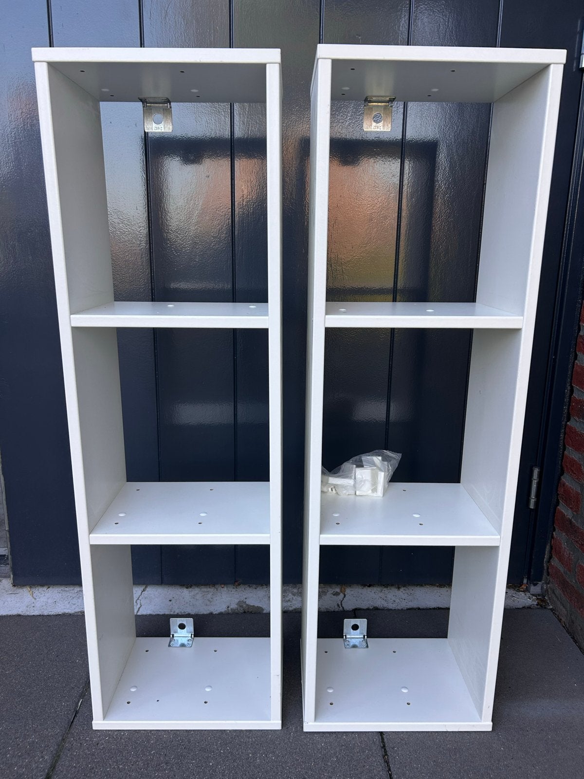 Twee witte kasten met planken - ideaal voor opslag, Ophalen, Met plank(en), Minder dan 50 cm, Gebruikt