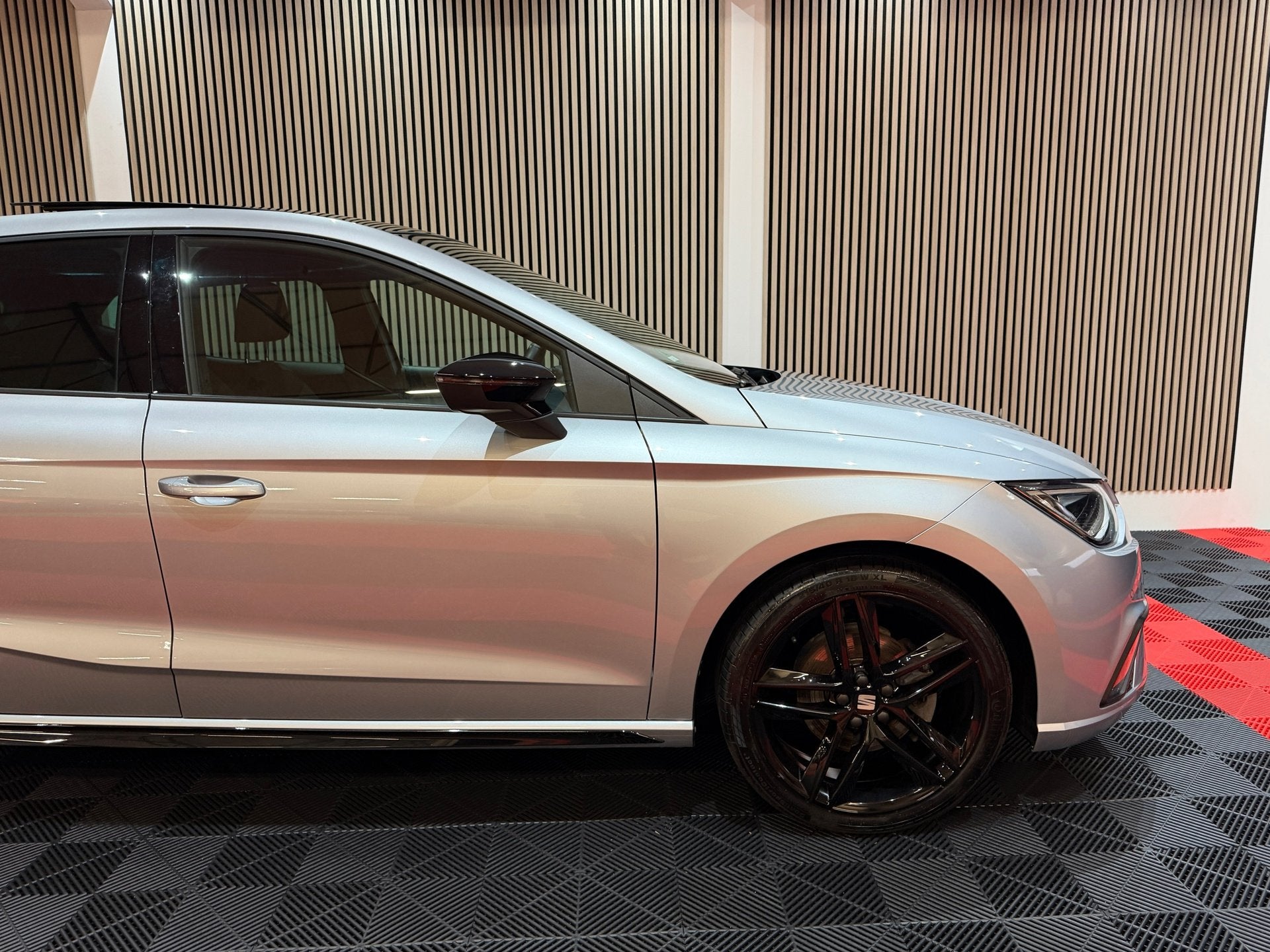 SEAT Ibiza 1.5 TSI FR Business Black Line Face lift Pano Cam, Auto's, Voorwielaandrijving, Dealer onderhouden, Gebruikt, Zwart