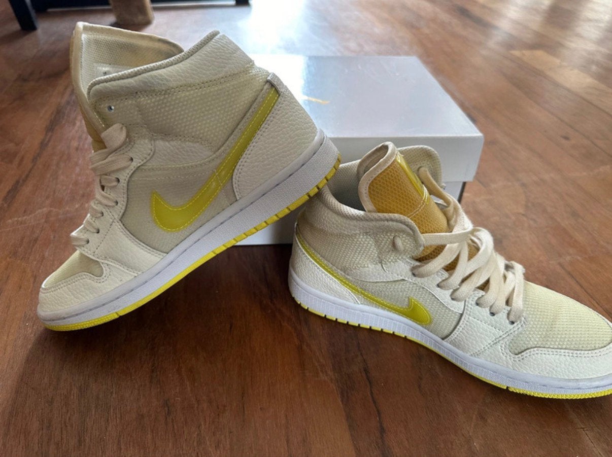 Air Jordan 1 Mid SE Voltage Yellow sneakers, Geel, Ophalen of Verzenden, Sneakers of Gympen, Zo goed als nieuw