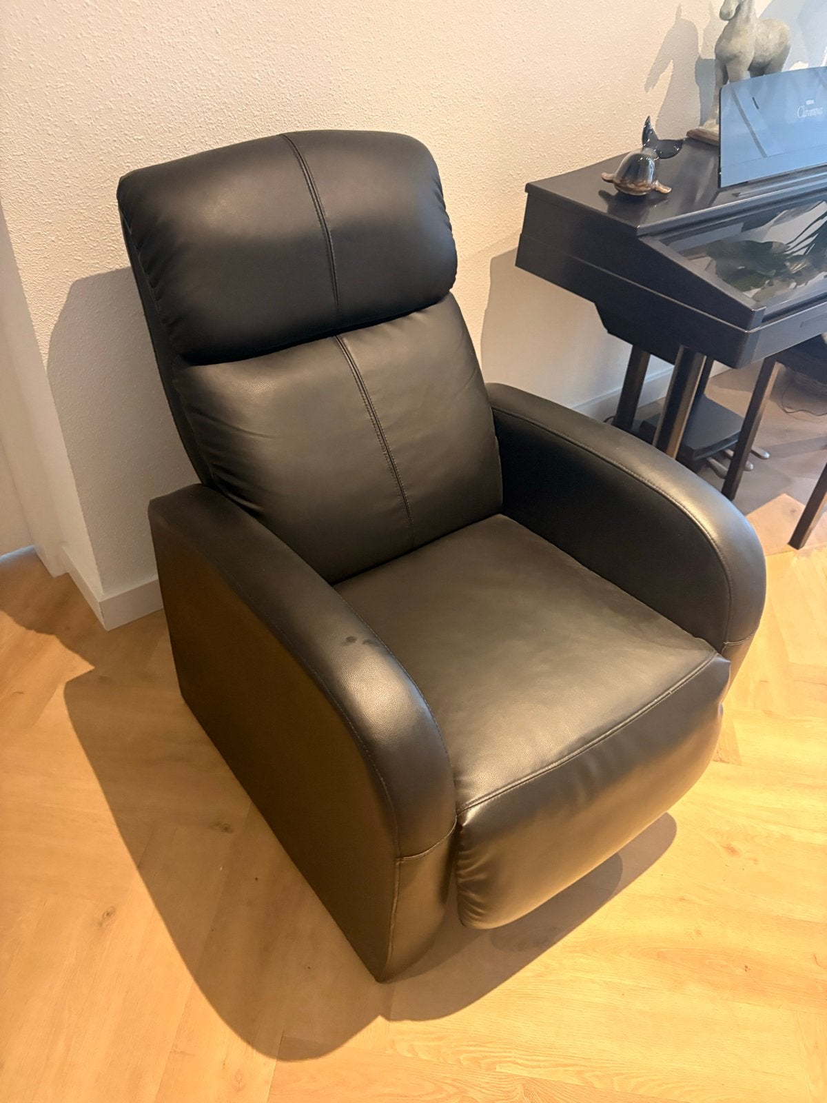 Comfortabele zwarte relaxfauteuil, Ophalen, Zo goed als nieuw, 75 tot 100 cm, Leer