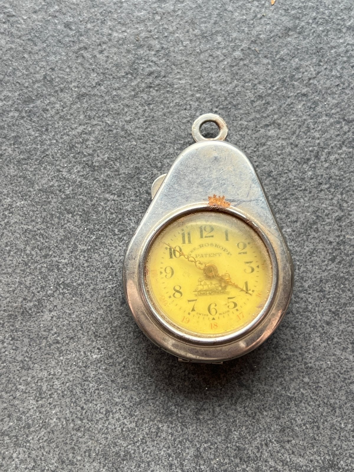 Antiek zakhorloge, zilverkleurig, met geelkleurige wijzerpla, Overige merken, Zakhorloge, Ophalen of Verzenden, Met ketting