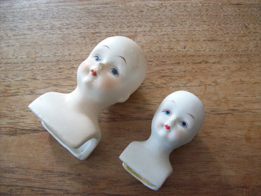 2 poppenhoofdjes van keramiek 6en8cm hoog, Verzamelen, Poppen, Ophalen, Zo goed als nieuw, Pop