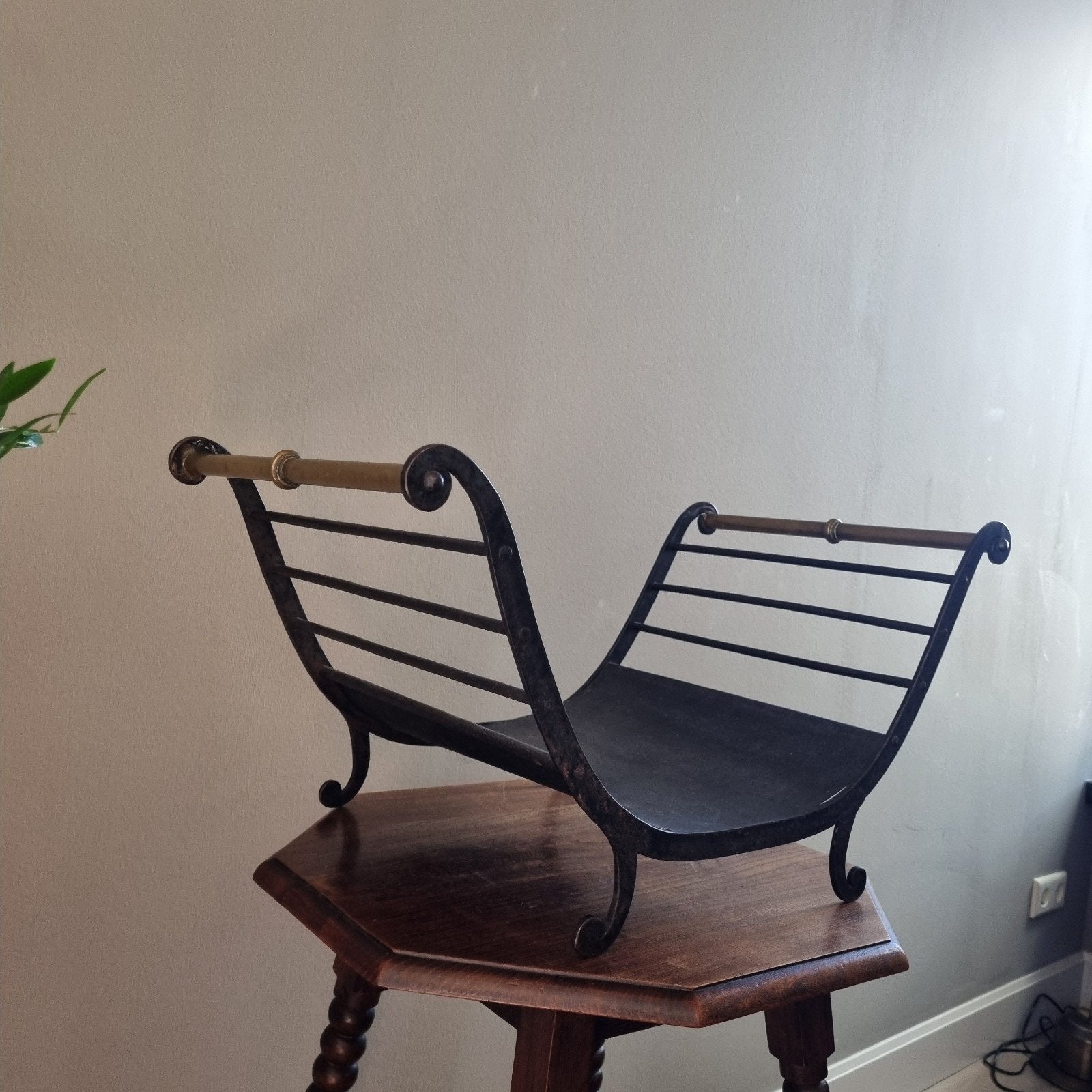 antieke smeedijzeren krantenbak., Huis en Inrichting, Ophalen