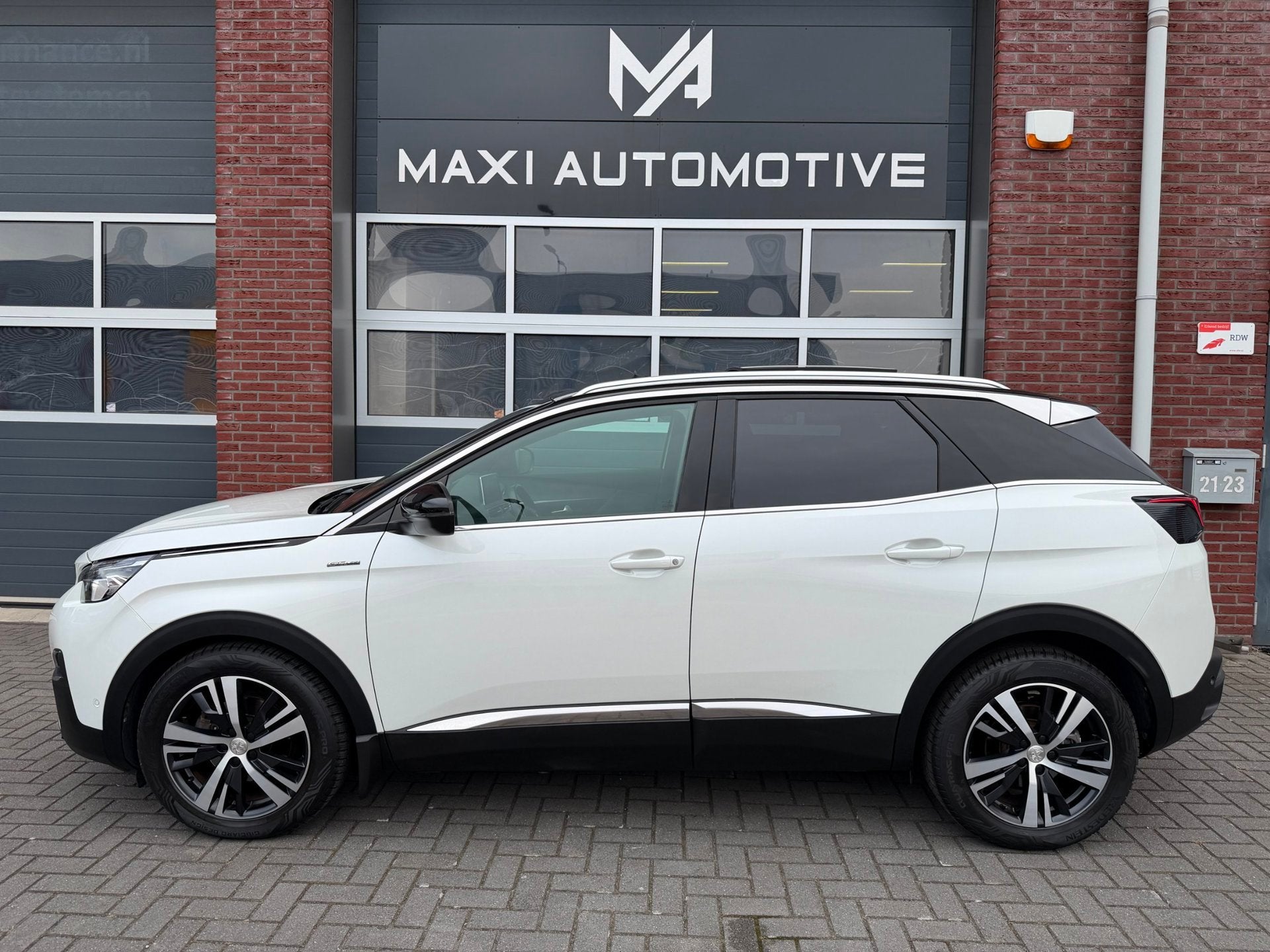 Peugeot 3008 1.6 e-THP 165PK GT Line LED Pano Carplay Navi, Euro 6, 4 cilinders, Leder en Stof, Wit