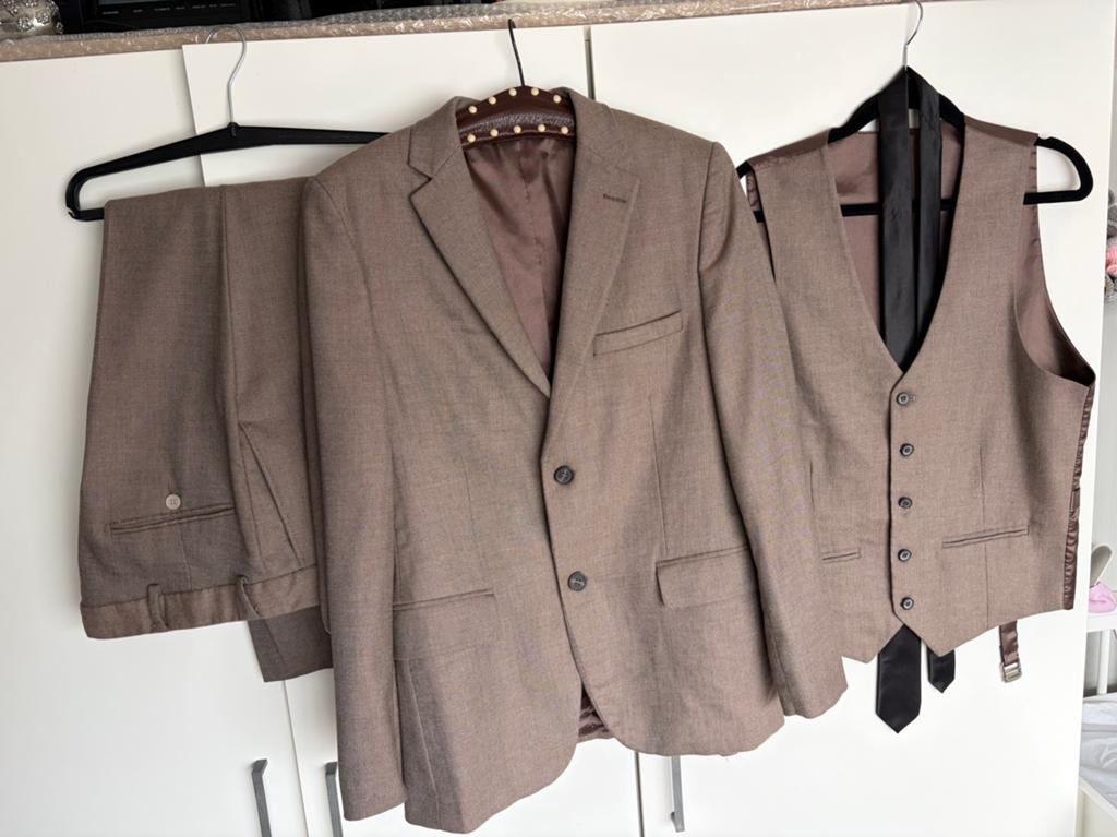 Compleet kostuum Maat 44 Kleur bruin, Kleding | Heren, Kostuums en Colberts, Ophalen of Verzenden, Zo goed als nieuw, Maat 46 (S) of kleiner
