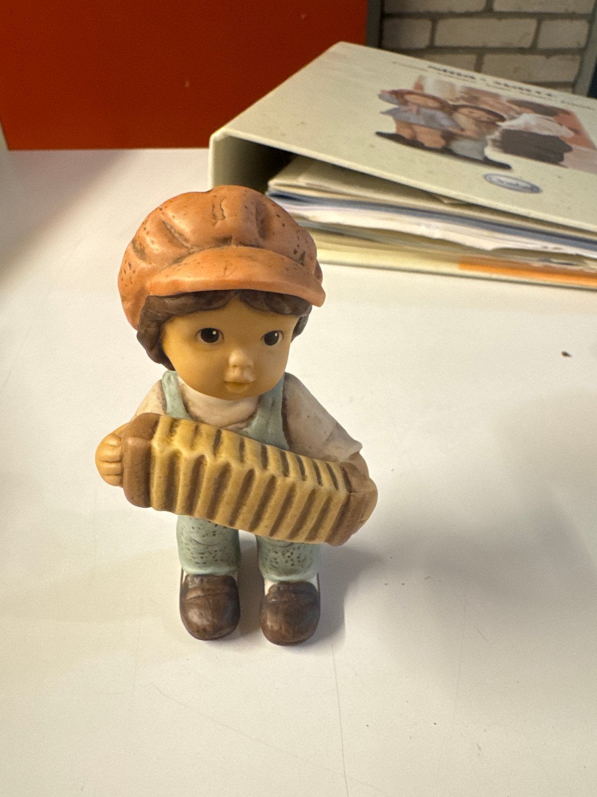 Vintage Hummel beeldje 'Limpke' met accordeon, Verzamelen, Ophalen of Verzenden, Zo goed als nieuw, Hummel