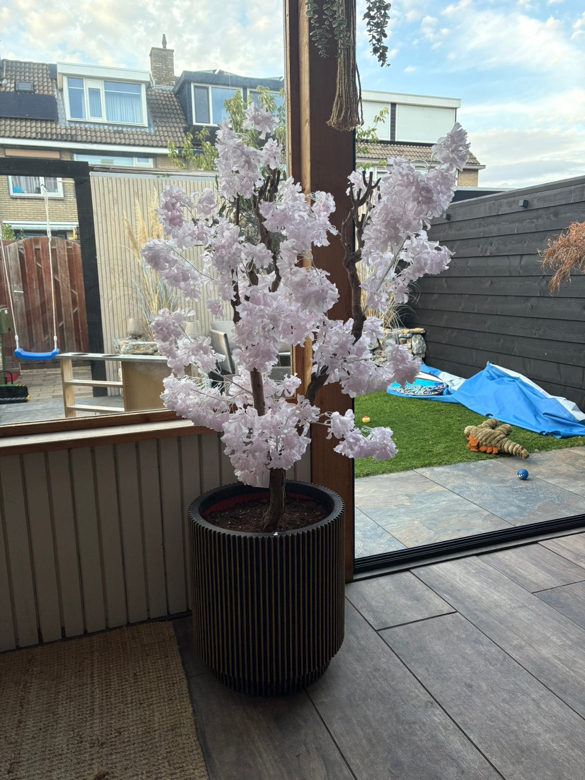 Mooie plantebak met licht roze nep boom, Ophalen, Zo goed als nieuw