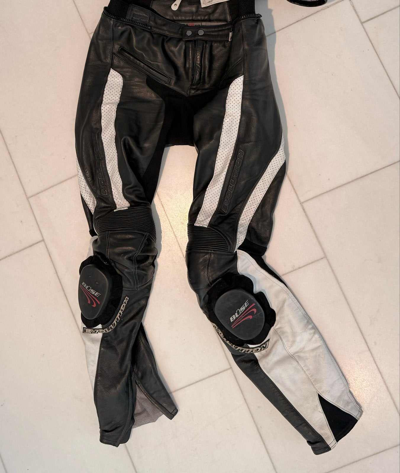 EVOLUTION  Long Legs Leren motorbroek maat 50, Motoren, Kleding | Motorkleding, Ophalen, Tweedehands, Dames, Combipak