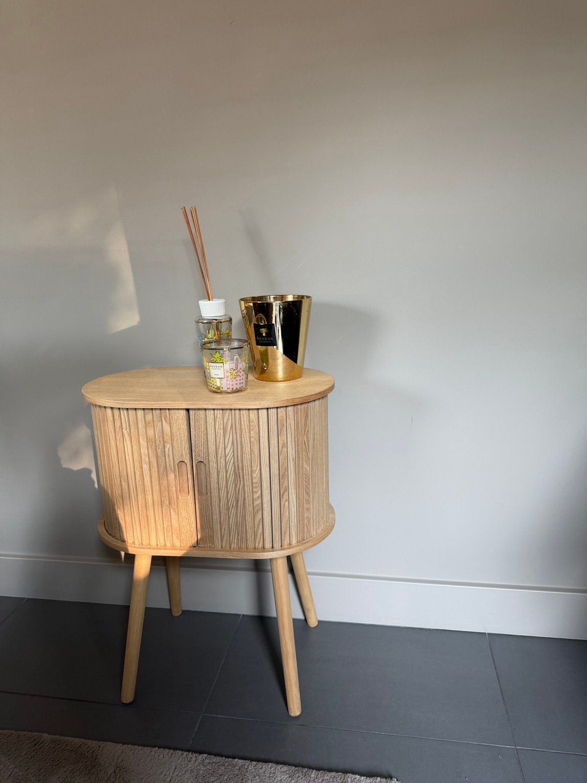 Stijlvol houten nachtkastje/bijzettafel met rolluikdeuren, Huis en Inrichting, Minder dan 55 cm, Zo goed als nieuw, Overige vormen