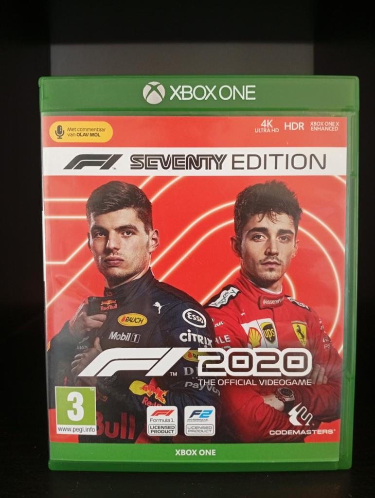F1 2020 Seventy Edition - Xbox One (met Olav Mol), Racen en Vliegen, Ophalen of Verzenden, Zo goed als nieuw, Eén computer