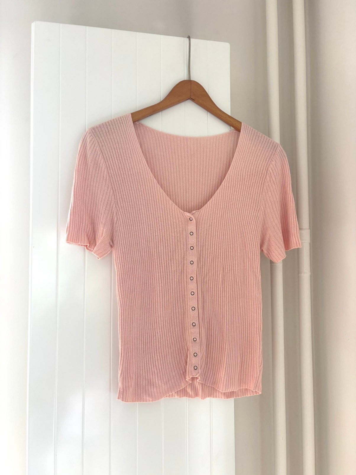 Roze ribgebreide v hals top met knoopdetail – maat S T-shirt, Ophalen of Verzenden