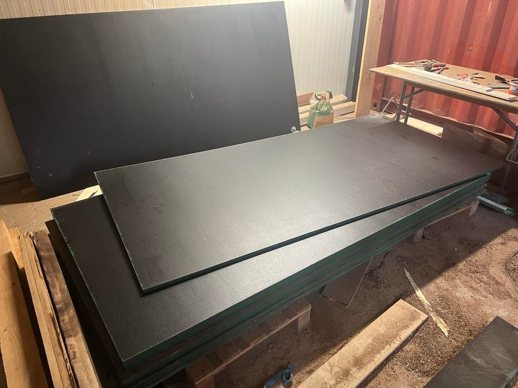 Nieuwe Betonplex platen 125x1,8x250cm, 1 stroeve zijde, Ophalen of Verzenden, Zo goed als nieuw
