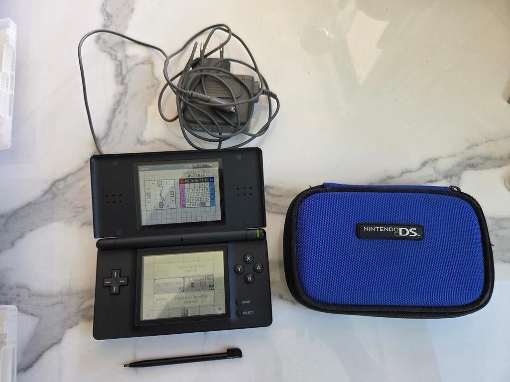 Nintendo DS lite met spellen, Spelcomputers en Games, Spelcomputers | Nintendo DS, Gebruikt, DS Lite, Zwart, Met games, Met beschermhoes of tas