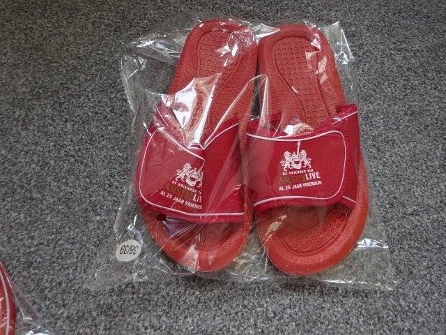 VRIENDEN VAN AMSTEL LIVE 25 JAAR BADSLIPPERS / maat 38/39, Slippers, Vrienden van Amstel, Nieuw, Ophalen of Verzenden