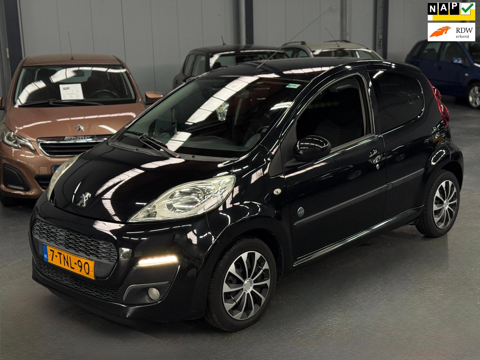 Peugeot 107 1.0 Envy Led Dagrijverlichting APK NAP Airco, Auto's, Voorwielaandrijving, Euro 5, Stof, Gebruikt