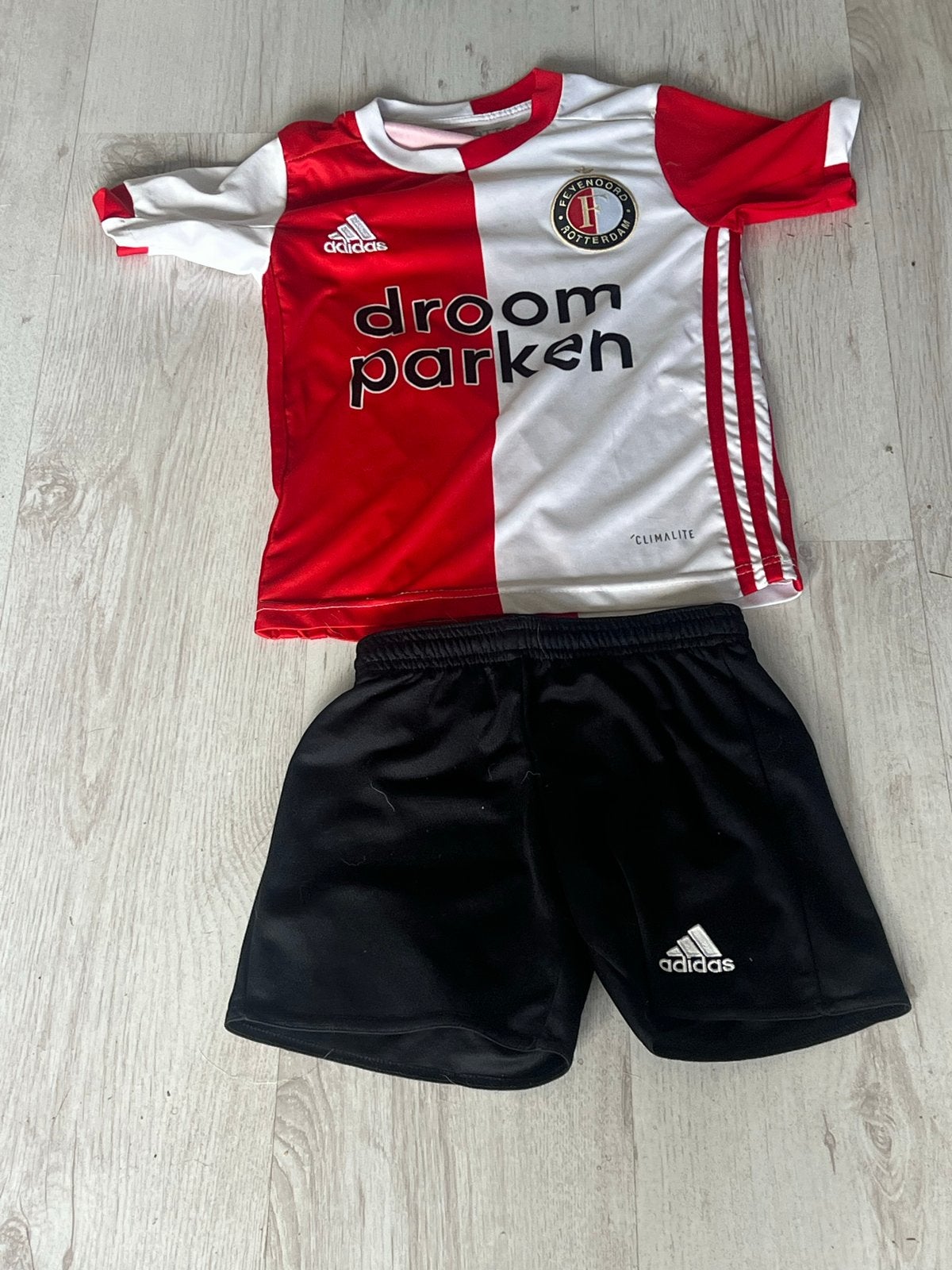 Adidas Feyenoord Thuisshirt en Broekje Maat 104/116, Ophalen of Verzenden, Gebruikt, Jongen of Meisje, Setje