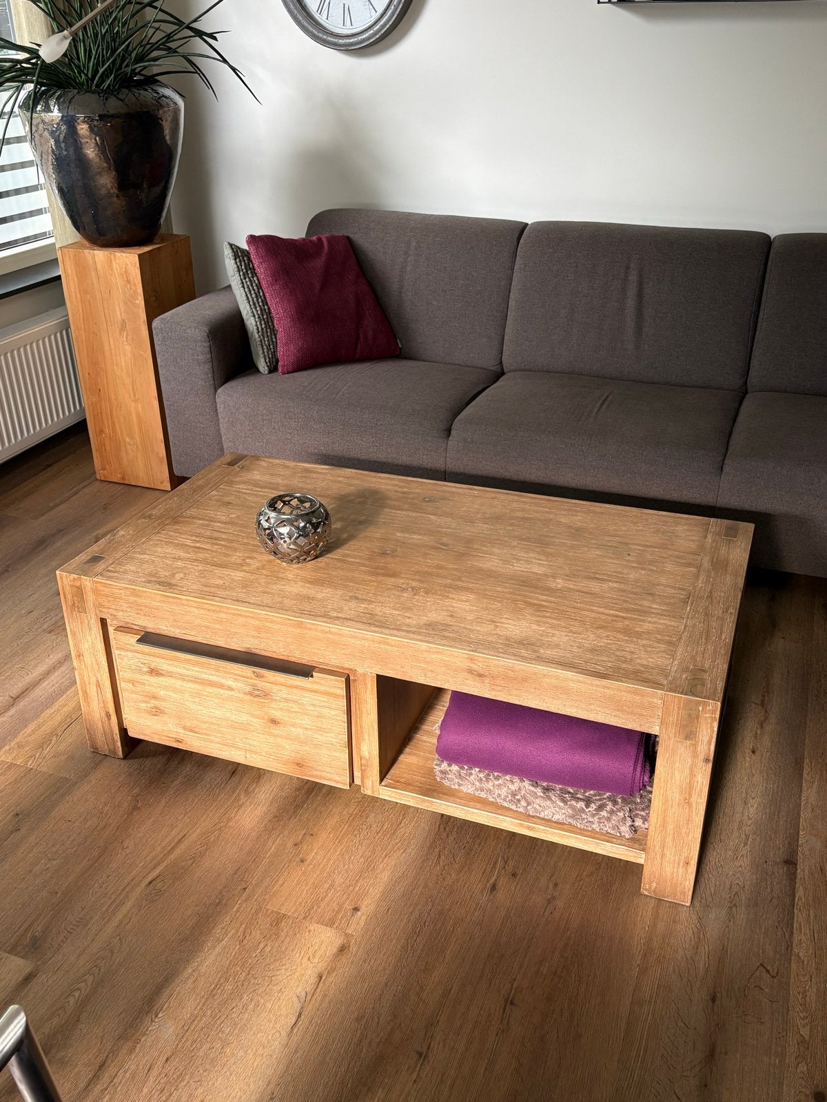 Robuuste houten salontafel met lades en opbergruimte, 50 – 75, Gebruikt, 100 tot 150 cm, Rechthoekig