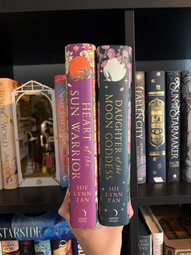 Daughter of the moon goddess hardcover boek 1 en 2, Boeken, Ophalen of Verzenden, Gelezen