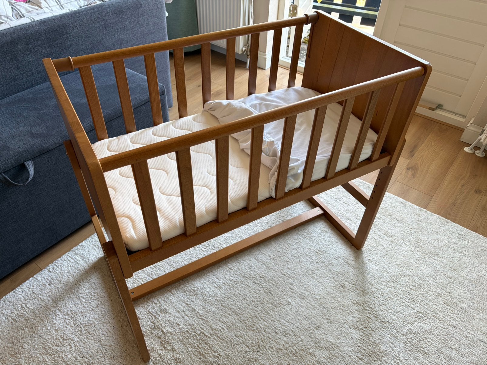 Aanschuifbedje (co sleeper) walnoot, van eerste eigenaar, Kinderen en Baby's, Ophalen, Zo goed als nieuw, Wieg