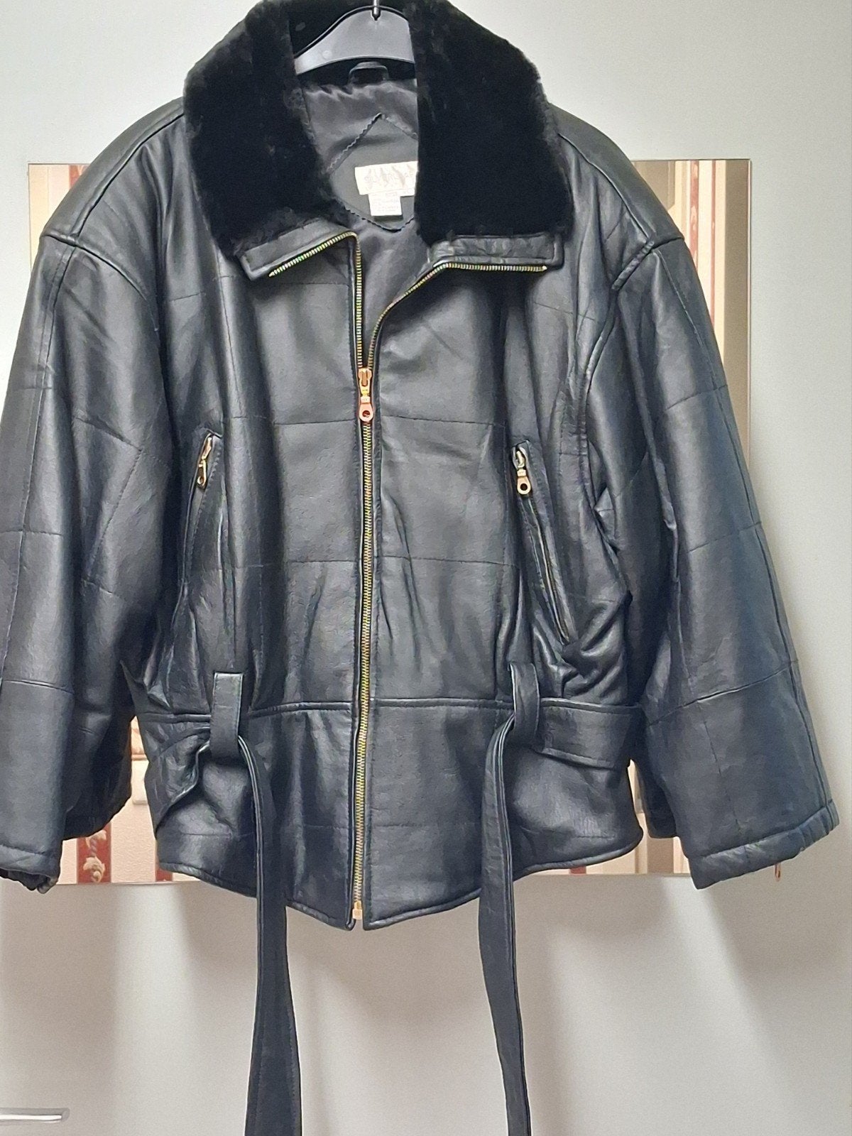 Zwart leren jas met bontkraag en ceintuur maat Xl NIEUW, Onbekend, Ophalen, Zo goed als nieuw, Zwart