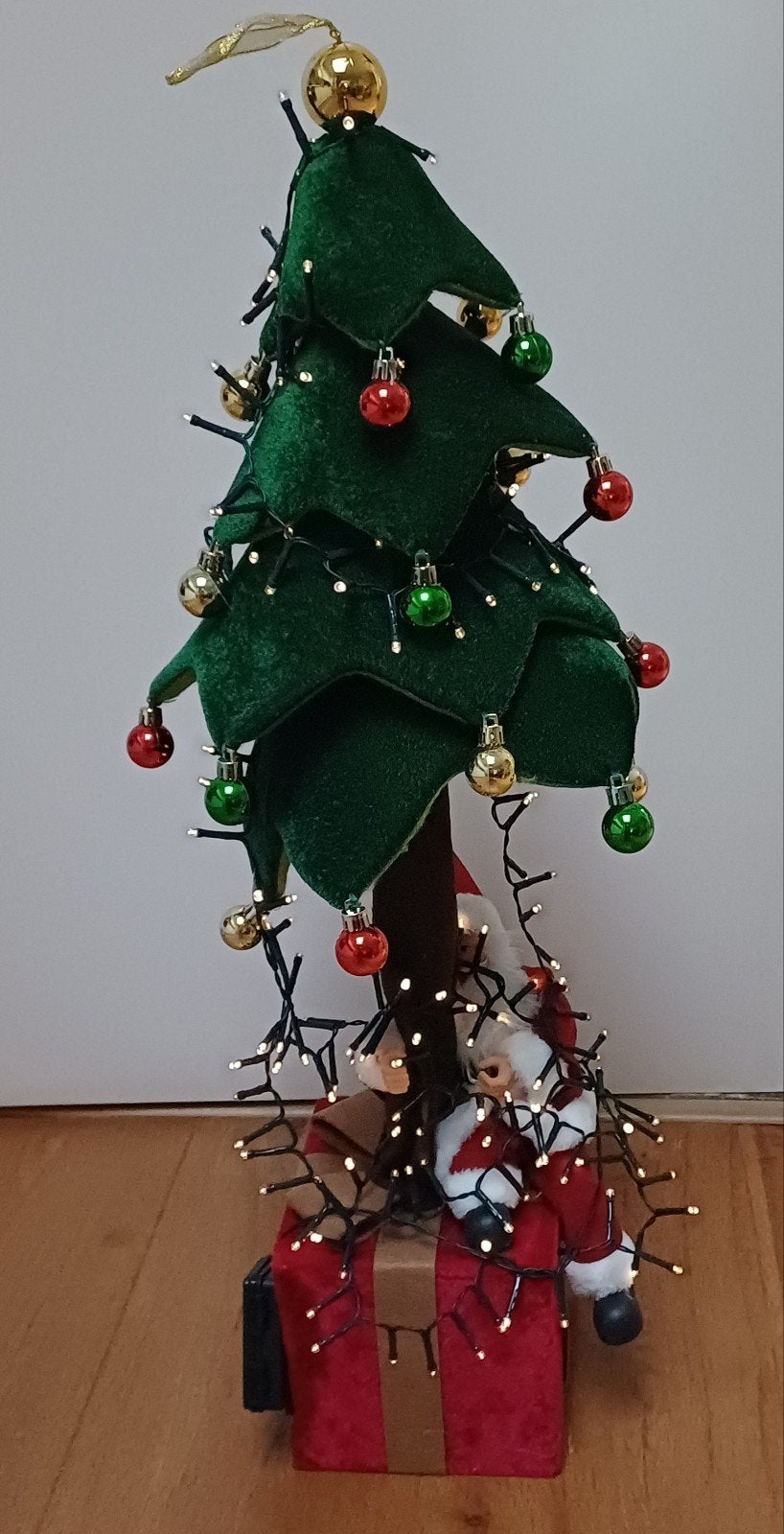 Verschuifbare kerstboom met lichtjes en ballen.
Op te hangen, Diversen, Ophalen of Verzenden