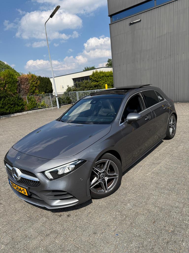 Mercedes A200 AMG pakket –Pano–Sfeerverlichting–Full Options, Auto's, Zwart, 163 pk, Origineel Nederlands, 75 €/maand