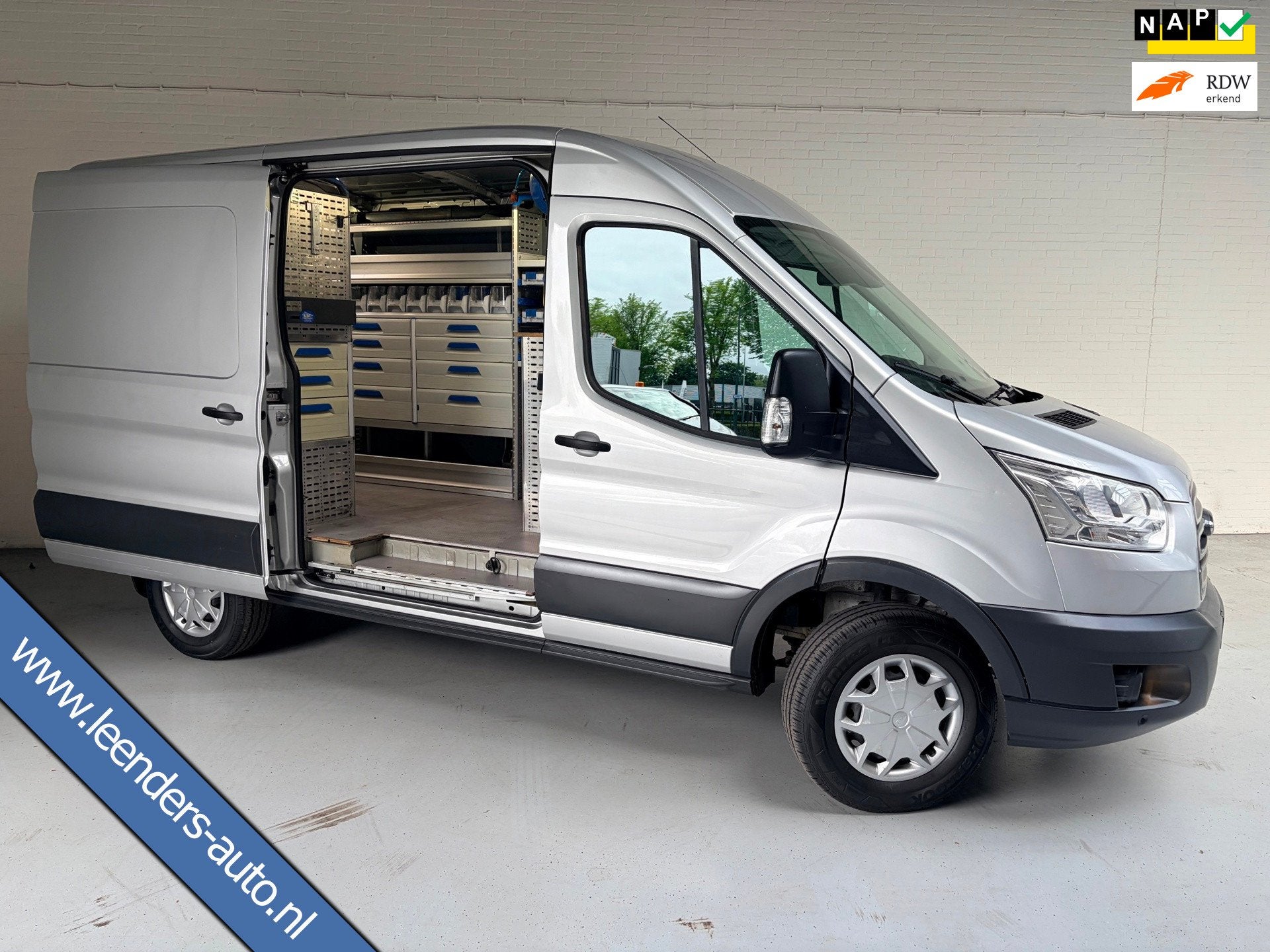 Ford Transit Servicewagen 350 2.0 TDCI 131PK euro6 L2H2 3Per, Auto's, Dealer onderhouden, 4 cilinders, Met garantie (alle), 2800 kg
