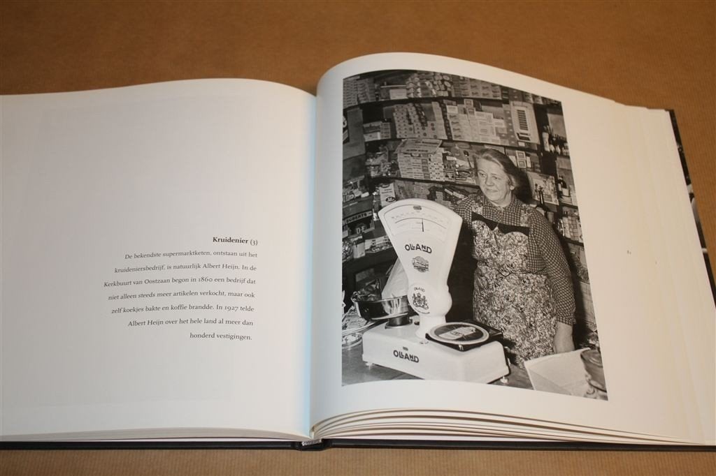 Oude beroepen. Fotoboek van oude ambachten., Ophalen of Verzenden, Zo goed als nieuw