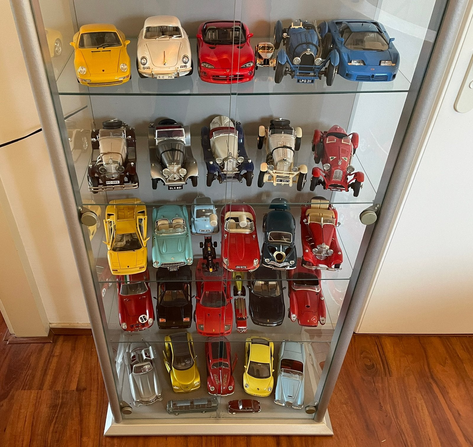 Vitrinekast net ruim 30 modelauto’s, Ophalen, Zo goed als nieuw, Bburago