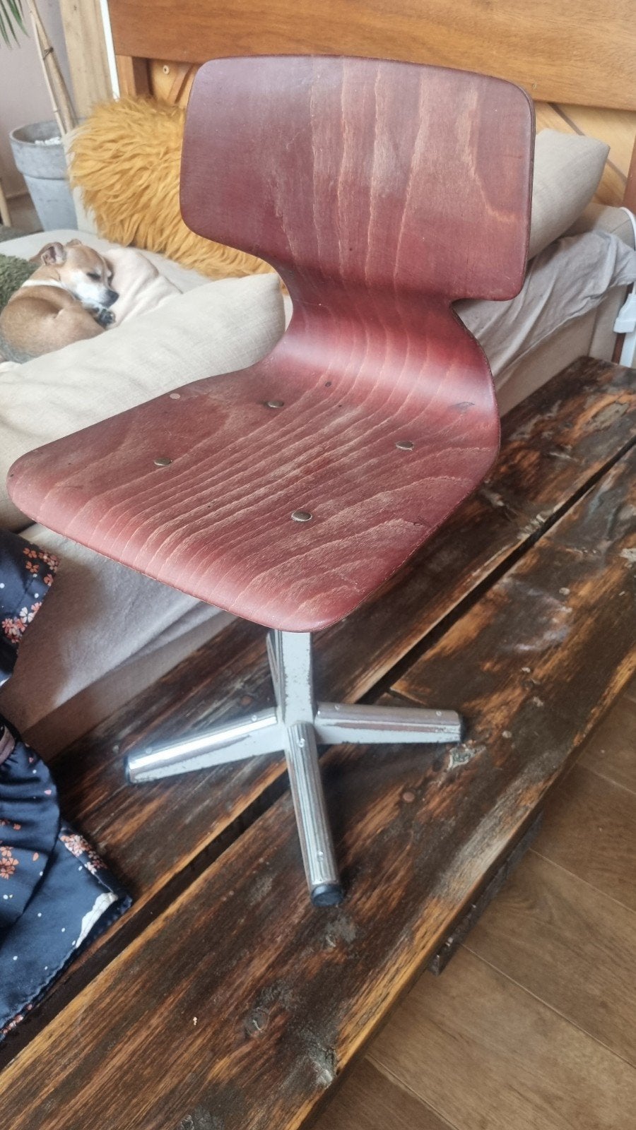 Vintage houten kleuterstoeltje met metalen onderstel, Antiek en Kunst, Ophalen