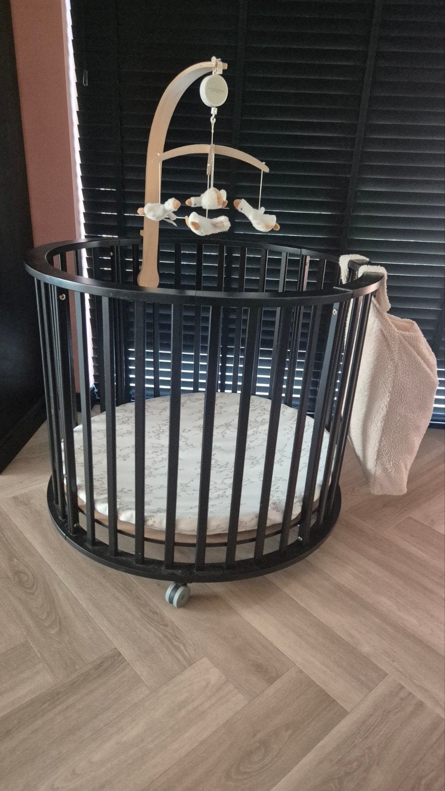 Circa Box matzwart met Wieltjes, Kinderen en Baby's, Boxen, Ophalen, Zo goed als nieuw, Rond, Wieltjes