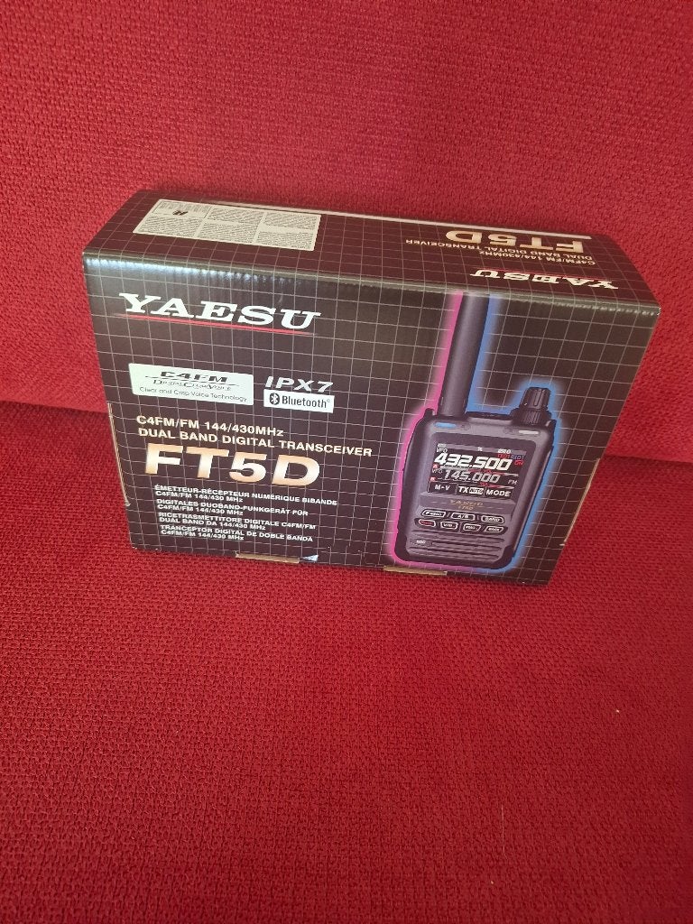 Yaesu FT5D compleet met extra CD-41MSBR-14LI lader/accu set, Ophalen of Verzenden, Zo goed als nieuw, Zender en Ontvanger