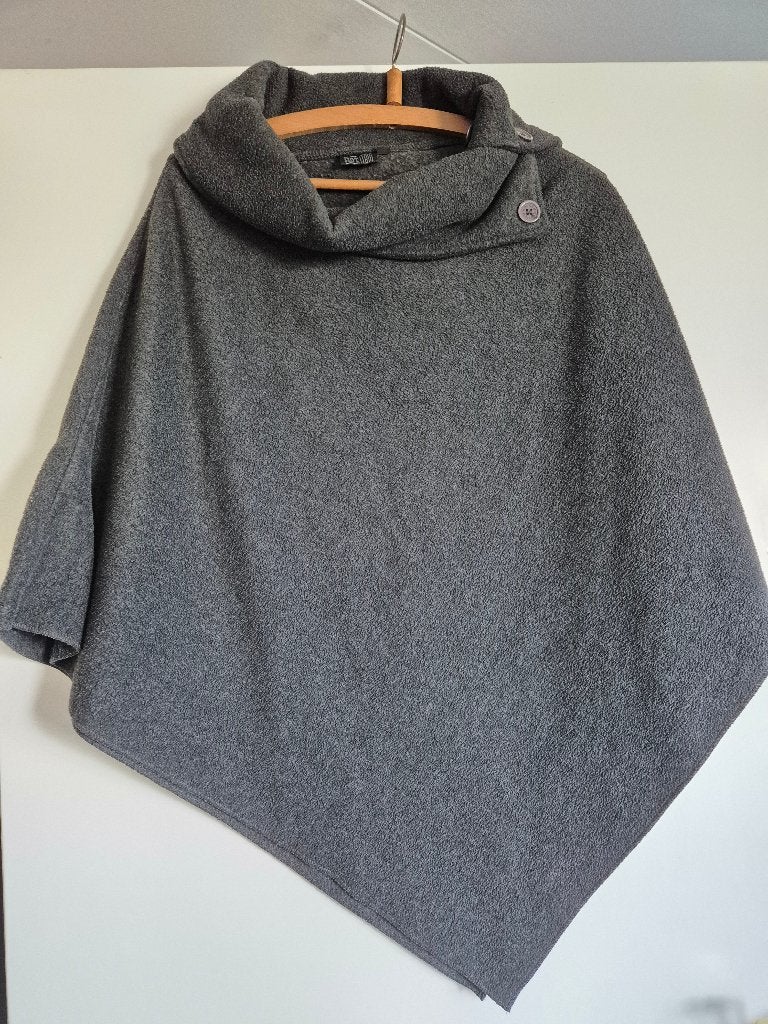 Grijze poncho met col en knoopdetails, Maat 38/40 (M), Ophalen of Verzenden, Grijs, Onbekend
