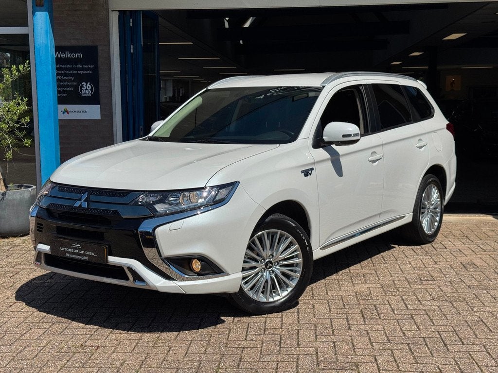 Mitsubishi Outlander 2.4 PHEV Pure+ 2019 AUT NAVI LM NAP!, Auto's, Mitsubishi, Automaat, 135 pk, 4 cilinders, Bedrijf