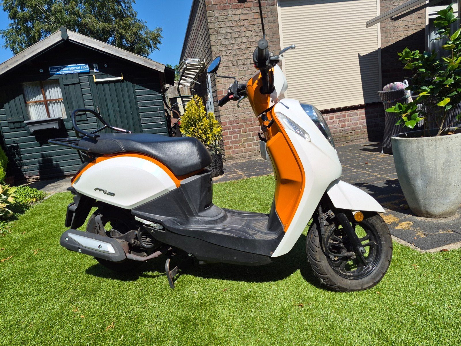Sym Mio Scooter - Oranje/Wit - Goed onderhouden, Ophalen, Gebruikt, Benzine, SYM