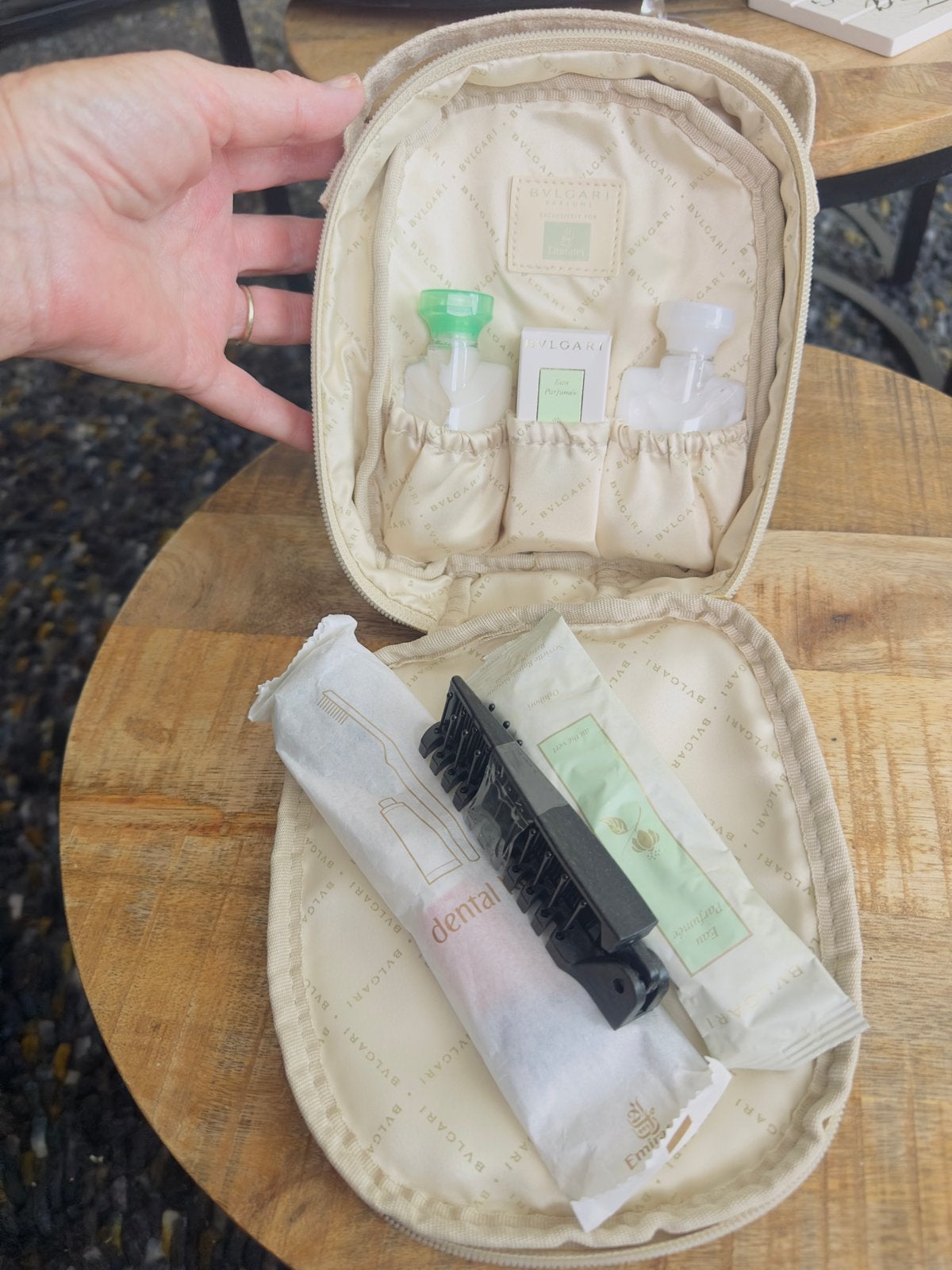 Bvlgari Emirates Amenity Kit - Nieuw en Compleet, Ophalen of Verzenden, Nieuw, Beige, Heer of Dame