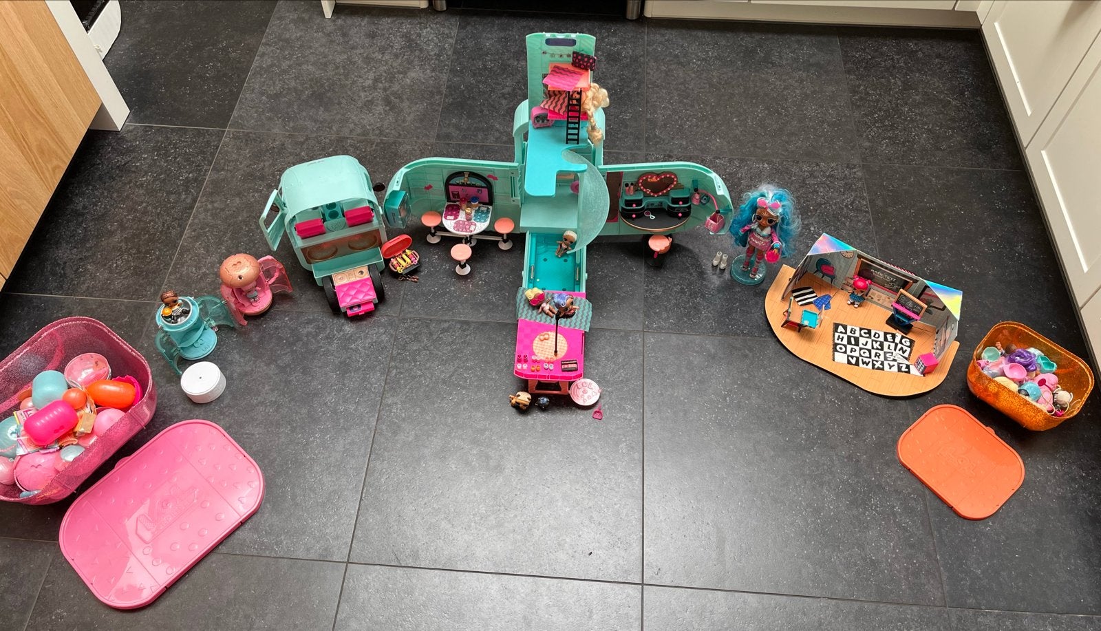 Groot L.O.L. Surprise pakket: Camper, School & Poppen, Ophalen of Verzenden, Zo goed als nieuw, Meisje
