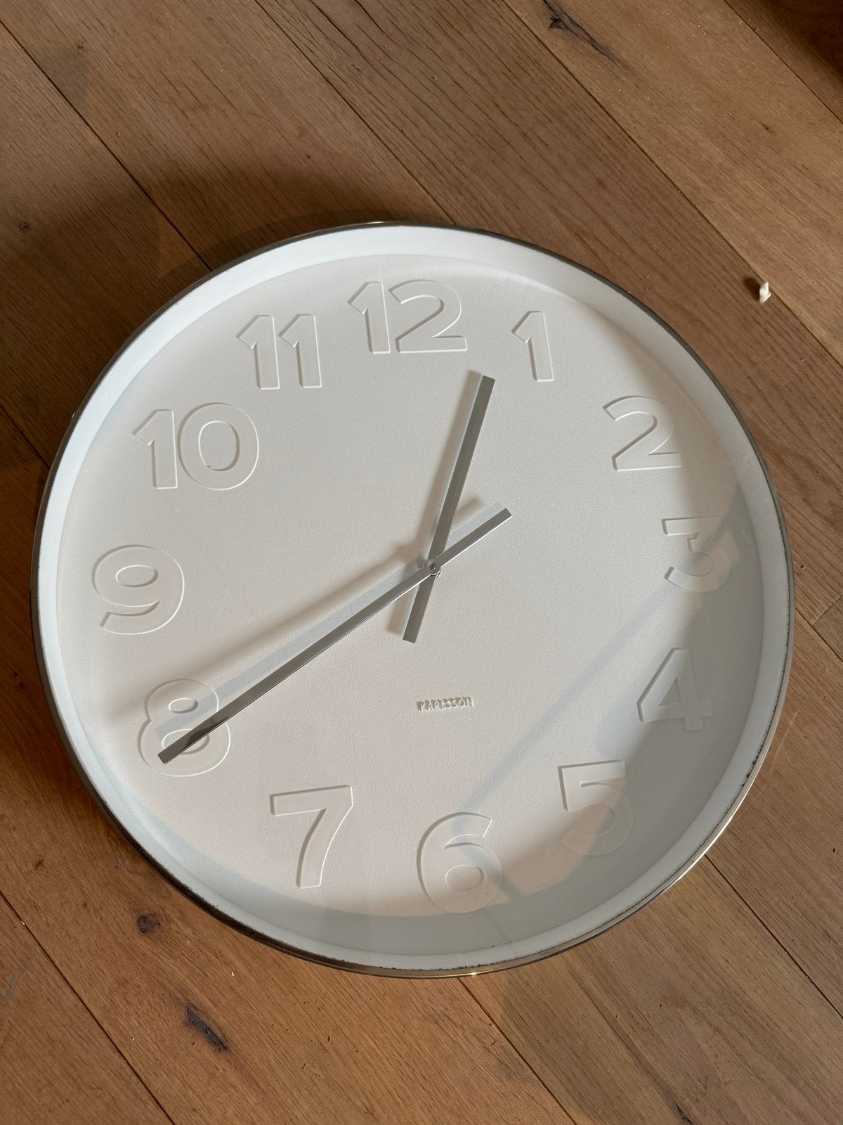 Witte Karlsson wandklok 51cm diameter rvs rand, Wit, Analoog, Ophalen of Verzenden, Modern