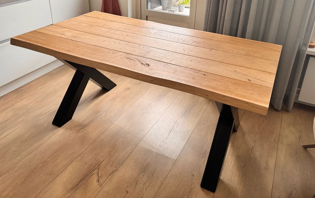 massief eikenhouten boomstamtafel zwarte x-poot, Ophalen, Eikenhout, 50 tot 100 cm, Zo goed als nieuw