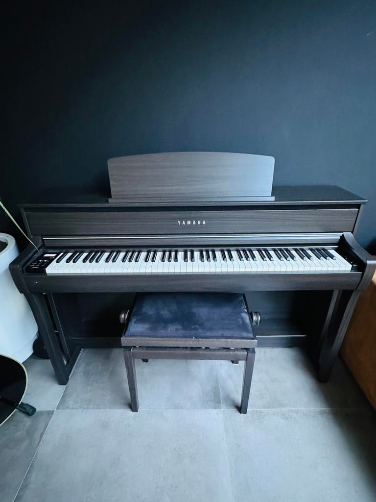 Yamaha Clavinova CLP-675 (donker walnoot) zo goed als nieuw, Ophalen of Verzenden, Zo goed als nieuw, Zwart