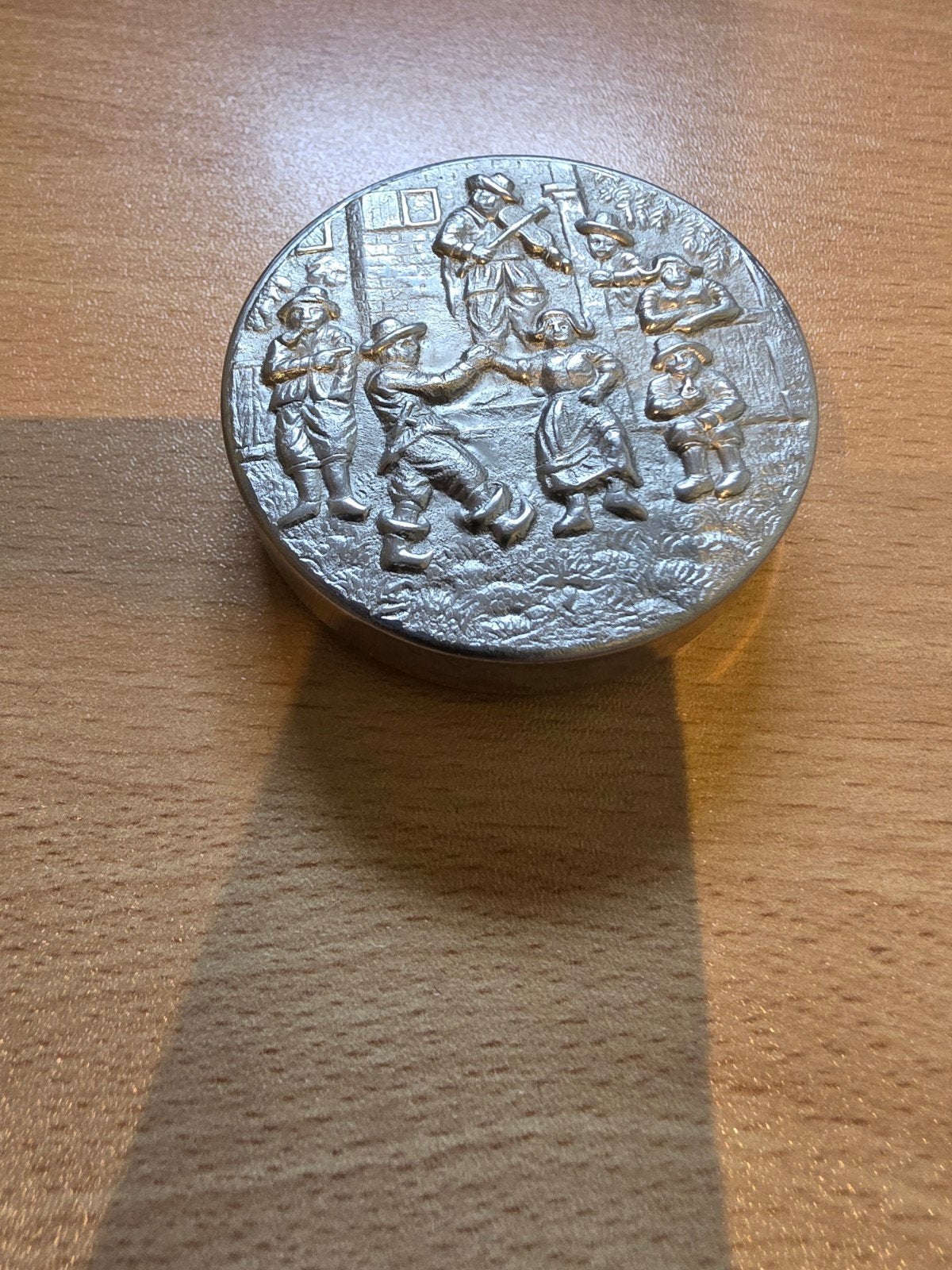 Antiek tinnen doosje met reliëfscène, Ophalen of Verzenden