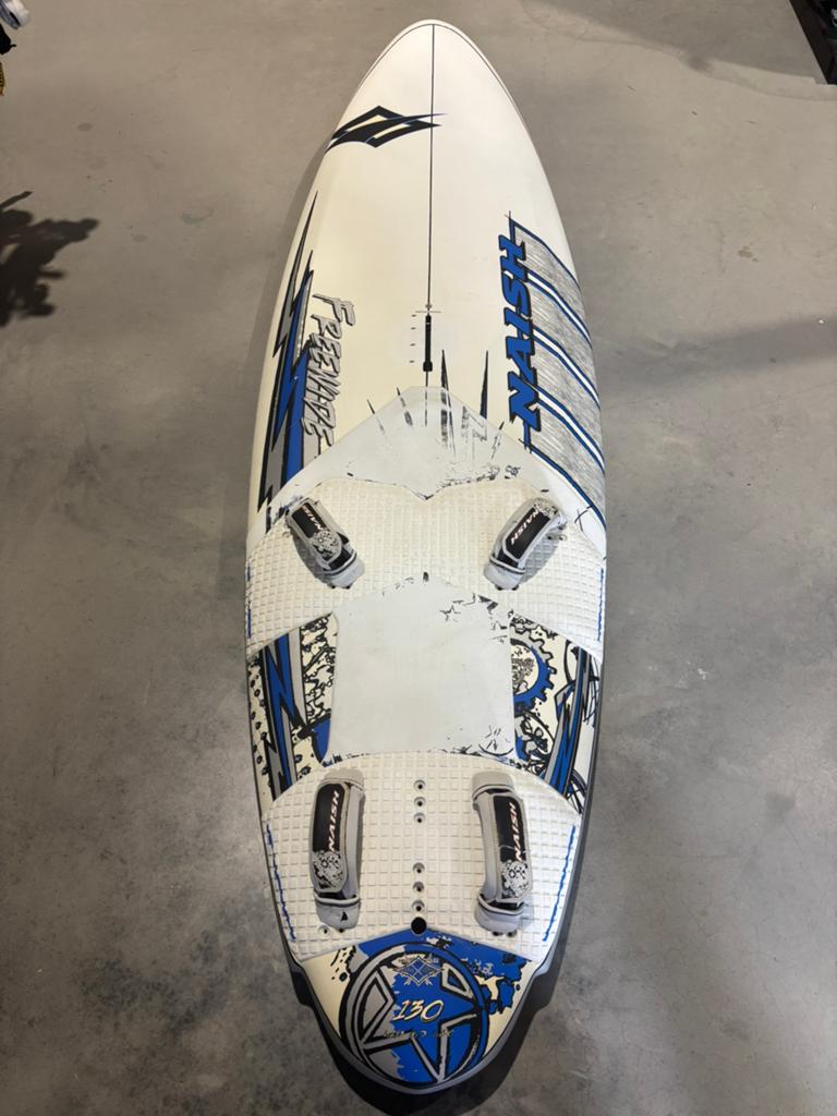 Naish Freewide 130 – Freeride board, Watersport en Boten, Windsurfen, Gebruikt, Plank, Naish, 250 tot 300 cm, Met vin(nen), Met voetbanden