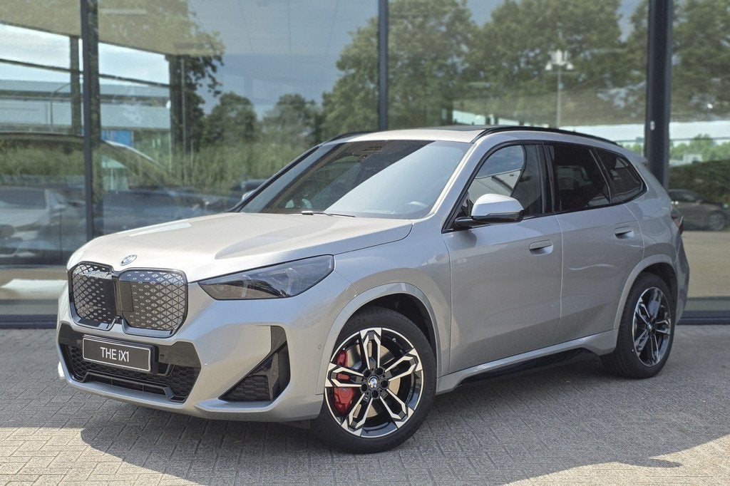BMW iX1 xDrive30 M Sport / Panoramadak / Trekhaak / Sportsto