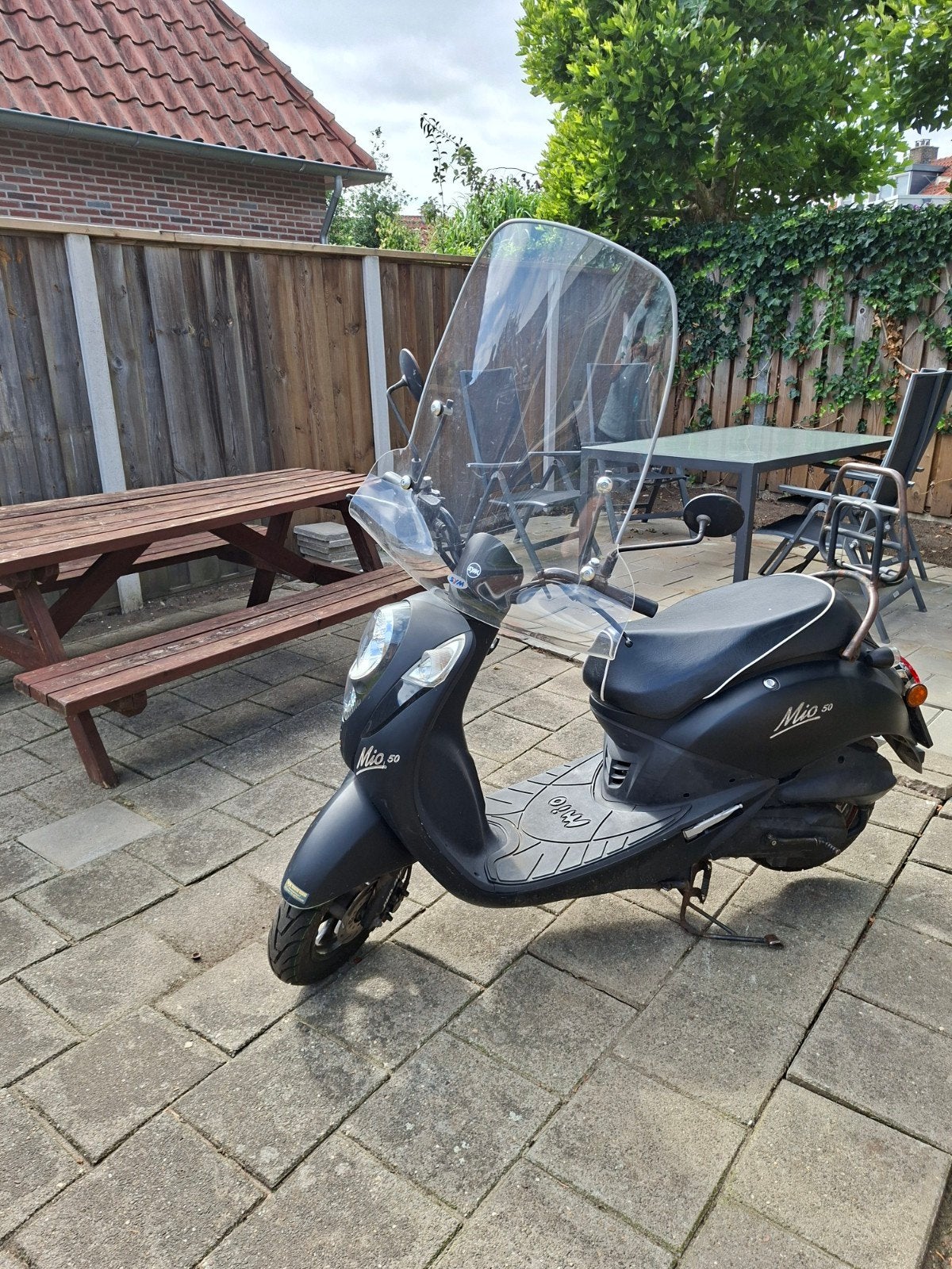 Sym Mio snorscooter 2016 mat zwart en zeer netjes!, Gebruikt, 49 cc, Benzine, Maximaal 25 km/u