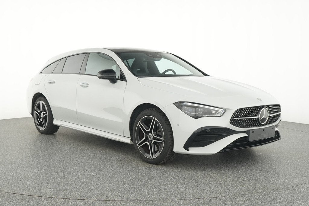 Mercedes-Benz CLA-Klasse Shooting Brake 250 e AMG Nightpakke, Auto's, Mercedes-Benz, Zwart, 4 cilinders, 15 kWh, Wit