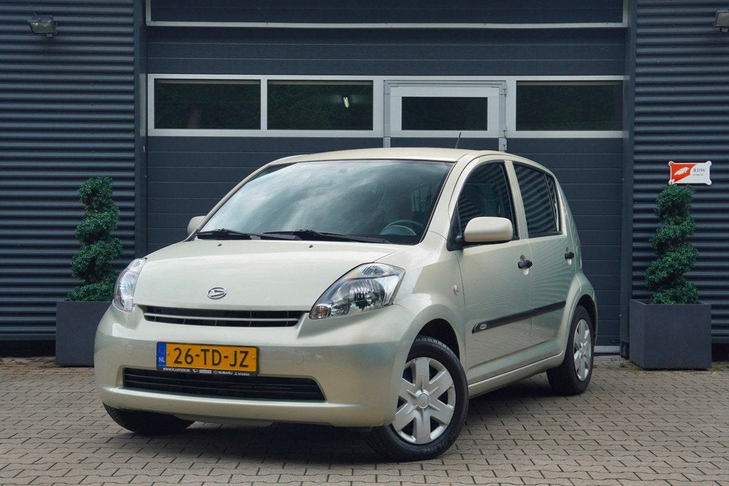 Daihatsu Sirion 2 1.3-16V 5DRS Comfort AUTOMAAT AIRCO TREKHA, Auto's, Daihatsu, Stof, Gebruikt, 4 cilinders, Beige