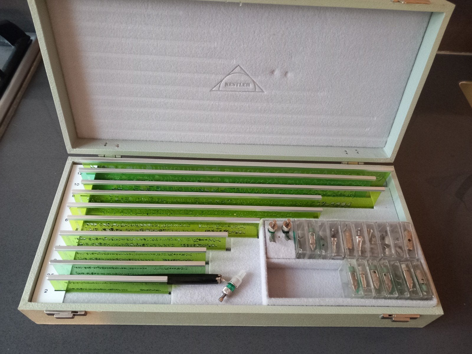 Nestler Tekenset met Sjablonen en Pennen - Vintage, Ophalen of Verzenden, Gebruikt, Overige typen